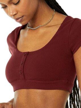 ALO Blissful Henley Active Bra Crop in Cranberry Sz Medium